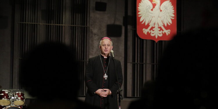 28.12.2022 Kielce. Zespół Państwowych Szkół Muzycznych. Spotkanie opłatkowe Prawa i Sprawiedliwości. Na zdjęciu biskup Jan Piotrowski / Fot. Jarosław Kubalski - Radio Kielce