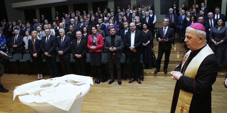 28.12.2022 Kielce. Zespół Państwowych Szkół Muzycznych. Spotkanie opłatkowe Prawa i Sprawiedliwości. Na zdjęciu biskup Jan Piotrowski / Fot. Jarosław Kubalski - Radio Kielce