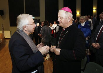 28.12.2022 Kielce. Zespół Państwowych Szkół Muzycznych. Spotkanie opłatkowe Prawa i Sprawiedliwości. Na zdjęciu poseł Krzysztof Lipiec i biskup Jan Piotrowski / Fot. Jarosław Kubalski - Radio Kielce