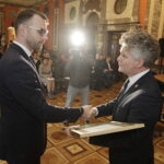 05.12.2022 Kielce. Gala plebiscytu "Burzyciele Barier". Na zdjęciu od lewej dyrektor LO im. Kardynała Stefana Wyszyńskiego Łukasz Bartłomiejczuk i senator Krzysztof Słoń / Fot. Jarosław Kubalski - Radio Kielce