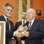 05.12.2022 Kielce. Gala plebiscytu "Burzyciele Barier". Na zdjęciu od lewej: senator Krzysztof Słoń, dyrektor LO im. Kardynała Stefana Wyszyńskiego Łukasz Bartłomiejczuk i prezes Spółdzielni Mieszkaniowo-Lokatorskiej "Wanacja" w Starachowicach Stanisław Bzymek / Fot. Jarosław Kubalski - Radio Kielce