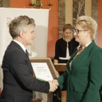 05.12.2022 Kielce. Gala plebiscytu "Burzyciele Barier". Na zdjęciu od lewej: senator Krzysztof Słoń i dyrektor Miejskiej Biblioteki Publicznej w Kielcach Anna Żmudzińska / Fot. Jarosław Kubalski - Radio Kielce