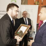 05.12.2022 Kielce. Gala plebiscytu "Burzyciele Barier". Na zdjęciu od lewej: dyrektor Departamentu PFRON ds. Współpracy z Organizacjami Pozarządowymi Kamil Bobek i starosta skarżyski Artur Berus / Fot. Jarosław Kubalski - Radio Kielce