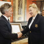 05.12.2022 Kielce. Gala plebiscytu "Burzyciele Barier". Na zdjęciu od lewej: senator Krzysztof Słoń i dyrektor Specjalnego Ośrodka Szkolno-Wychowawczego im. Marii Grzegorzewskiej w Jędrzejowie Agnieszka Zaczkowska / Fot. Jarosław Kubalski - Radio Kielce