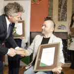 05.12.2022 Kielce. Gala plebiscytu "Burzyciele Barier". Na zdjęciu od lewej: senator Krzysztof Słoń i Krzysztof Korpik / Fot. Jarosław Kubalski - Radio Kielce