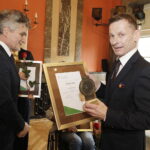 05.12.2022 Kielce. Gala plebiscytu "Burzyciele Barier". Na zdjęciu od lewej: senator Krzysztof Słoń i redaktor Radia Kielce Paweł Solarz / Fot. Jarosław Kubalski - Radio Kielce