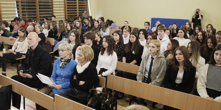 09.12.2022 Kielce. Liceum im. Cypriana Kamila Norwida. Czytanie literatury / Fot. Jarosław Kubalski - Radio Kielce