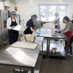 Akcja Radia Kielce „Nadzieja pod choinkę”. Fundacja „Gramy z Tobą”. Na zdjęciu Zakład Aktywności Zawodowej Manufaktura Pietraszki / Fot. Jarosław Kubalski – Radio Kielce