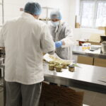 Akcja Radia Kielce „Nadzieja pod choinkę”. Fundacja „Gramy z Tobą”. Na zdjęciu Zakład Aktywności Zawodowej Manufaktura Pietraszki / Fot. Jarosław Kubalski – Radio Kielce