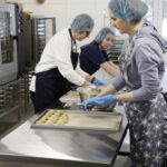 Akcja Radia Kielce „Nadzieja pod choinkę”. Fundacja „Gramy z Tobą”. Na zdjęciu Zakład Aktywności Zawodowej Manufaktura Pietraszki / Fot. Jarosław Kubalski – Radio Kielce