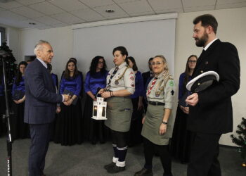 21.12.2022 Kielce. Politechnika Świętokrzyska. Przekazanie Światełka Betlejemskiego od harcerzy i spotkanie opłatkowe. Na zdjęciu od lewej: rektor PŚk Zbigniew Koruba, harcmistrz Agnieszka Stochmal, przewodnik Joanna Pawłowska i harcmistrz Tomasz Rejmer / Fot. Jarosław Kubalski - Radio Kielce