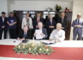 27.12.2022 Kielce. odpisanie umowy na podłączenie ŚCO i szpitala wojewódzkiego do miejskiej sieci ciepłownicze. Na zdjęciu przy stole od lewej: wicemarszałek marek Bogusławski, marszałek Andrzej Bętkowski i dyrektor ŚCO Stanisław Góźdź. Stoją od lewej: prezes MPEC Arkadiusz Bąk, zastępca dyrektora Wojewódzkiego Szpitala Zespolonego w Kielcach Andrzej Domański, zastępca prezydenta Kielc Bożena Szczypiór, senator Krzysztof Słoń, poseł Krzysztof Lipiec, przewodniczący rady społecznej ŚCO Grzegorz Banaś i dyrektor Departamentu Inwestycji i Rozwoju Urzędu Marszałkowskiego w Kielcach Jacek Sułek / Fot. Jarosław Kubalski - Radio Kielce