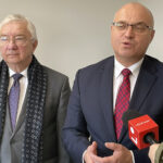 08.12.2022. Opatów. Placówka Opiekuńczo-Wychowawcza przy ulicy Kościuszki. Na zdjęciu poseł PiS Krzysztof Lipiec (z lewej) i starosta opatowski Tomasz Staniek / Fot. Emilia Sitarska – Radio Kielce