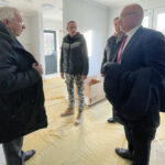 08.12.2022. Opatów. Placówka Opiekuńczo-Wychowawcza przy ulicy Kościuszki. Na zdjęciu poseł PiS Krzysztof Lipiec (z lewej) i starosta opatowski Tomasz Staniek / Fot. Emilia Sitarska – Radio Kielce