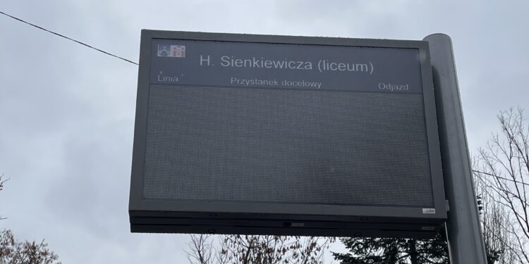Ostrowiec Świętokrzyski. Dynamiczna informacja pasażerska na ulicy Sienkiewicza / Fot. Emilia Sitarska – Radio Kielce