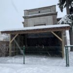 18.12.2022. Ostrowiec Świętokrzyski. Przygotowywana szopka przy Domu Ulgi w Cierpieniu im. Jana Pawła II / Fot. Emilia Sitarska - Radio Kielce