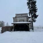 18.12.2022. Ostrowiec Świętokrzyski. Przygotowywana szopka przy Domu Ulgi w Cierpieniu im. Jana Pawła II / Fot. Emilia Sitarska - Radio Kielce