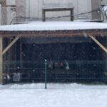 18.12.2022. Ostrowiec Świętokrzyski. Przygotowywana szopka przy Domu Ulgi w Cierpieniu im. Jana Pawła II / Fot. Emilia Sitarska - Radio Kielce