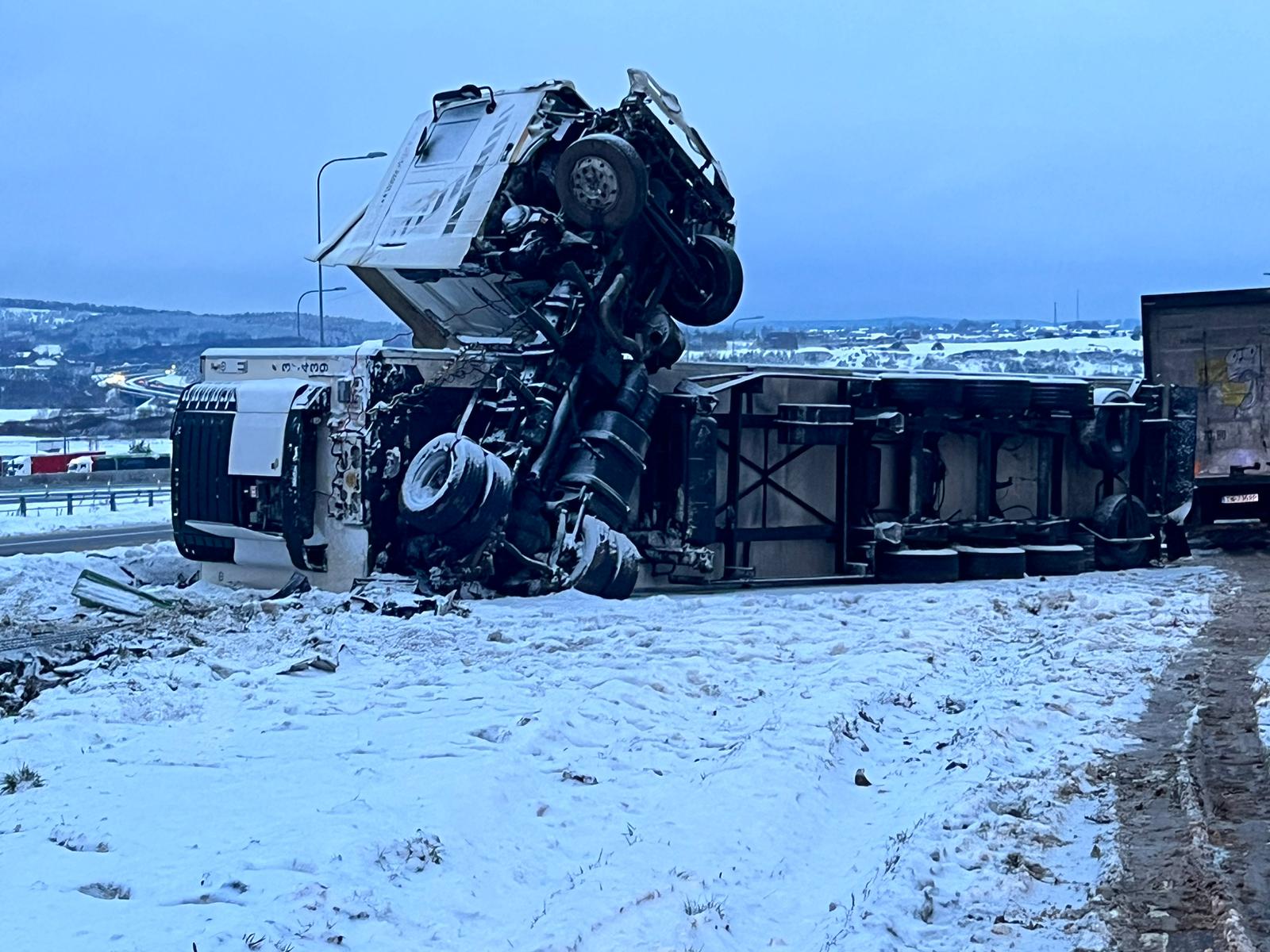 13.12.2022. Tokarnia. Przewrócona ciężarówka / Fot. KMP Kielce