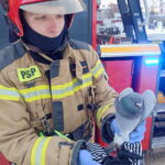 20.12.2022. Skarżysko-Kamienna. Uwalnianie gołębi. / Fot. KP PSP w Skarżysku-Kamiennej