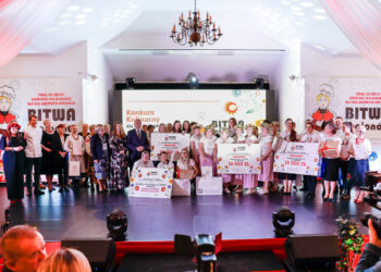 Zwycięzcy i wyróżnieni pozują do pamiątkowego zdjęcia / Fot. MRiRW