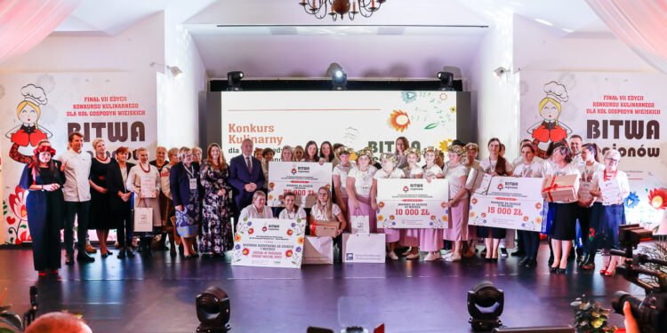 Wielki finał „Bitwy Regionów”. Koła Gospodyń Wiejskich nagrodzone - Radio Kielce Zwycięzcy i wyróżnieni pozują do pamiątkowego zdjęcia / Fot. MRiRW