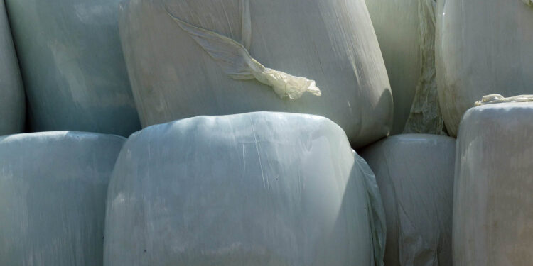 W 2023 r. wnioski o dofinansowanie odpadów z folii z działalności rolniczej - Radio Kielce