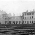 Car, cesarz, król i papież na peronie w Bzinie - Radio Kielce Dworzec spalony przez Niemców wycofujących się w 1914 roku (prawdopodobnie 29 października). Zdjęcie wykonał porucznik lotnictwa rosyjskiej armii, Polak Jarosław Okulicz-Kozaryn, gdy z wypalonego budynku jeszcze unosił się dym