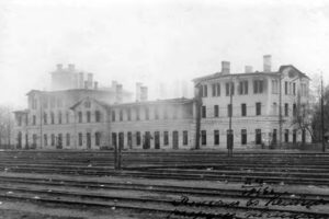 Dworzec spalony przez Niemców wycofujących się w 1914 roku (prawdopodobnie 29 października). Zdjęcie wykonał porucznik lotnictwa rosyjskiej armii, Polak Jarosław Okulicz-Kozaryn, gdy z wypalonego budynku jeszcze unosił się dym