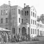 Car, cesarz, król i papież na peronie w Bzinie - Radio Kielce Druga połowa maja 1915 roku. Stacja po wycofaniu się Rosjan. Fotografia przedstawia elewację przed dużą, międzywojenną przebudową budynku dworcowego. Zdjęcie pochodzi ze zbioru pamiątek porucznika Miroslava Holomka, który przez cały okres okupacji służył w komendzie dworca Skarżysko