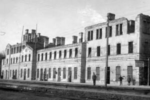 Dworzec w okresie okupacji austro-węgierskiej. Zdjęcie nieznanego autora