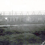 Car, cesarz, król i papież na peronie w Bzinie - Radio Kielce Całkowicie spalone budynki dużej parowozowni wachlarzowej (po stronie osady Kamienna). Zdjęcie Miroslava Holomka z lat 1914-1918