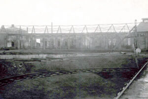 Całkowicie spalone budynki dużej parowozowni wachlarzowej (po stronie osady Kamienna). Zdjęcie Miroslava Holomka z lat 1914-1918