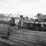 Car, cesarz, król i papież na peronie w Bzinie - Radio Kielce Spalona duża parowozownia wachlarzowa. To zdjęcie Miroslava Holomka z lat 1914-1918 ukazało się na pocztówce wydanej przez Karla Schmelzera