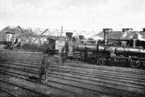 Spalona duża parowozownia wachlarzowa. To zdjęcie Miroslava Holomka z lat 1914-1918 ukazało się na pocztówce wydanej przez Karla Schmelzera