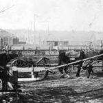 Car, cesarz, król i papież na peronie w Bzinie - Radio Kielce Mała parowozownia wachlarzowa (osobowa) po drugiej stronie dworca kolejowego (przy późniejszej ul. Kolejowej, obecnie al. Niepodległości) po odbudowie na zdjęciu wykonanym przez nieznanego autora w 1918 roku