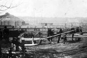 Mała parowozownia wachlarzowa (osobowa) po drugiej stronie dworca kolejowego (przy późniejszej ul. Kolejowej, obecnie al. Niepodległości) po odbudowie na zdjęciu wykonanym przez nieznanego autora w 1918 roku