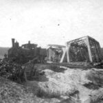 Car, cesarz, król i papież na peronie w Bzinie - Radio Kielce Sierpień 1915 roku. Wysadzony przez Niemców most kolejowy na rzece Kamiennej. Zdjęcie nieznanego autora