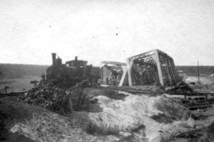 Sierpień 1915 roku. Wysadzony przez Niemców most kolejowy na rzece Kamiennej. Zdjęcie nieznanego autora