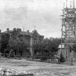 Car, cesarz, król i papież na peronie w Bzinie - Radio Kielce Mieszcząca się przy stacji Skarżysko tzw. cerkiew domowa Nadwiślańskich Skarbowych Dróg Żelaznych (Priwislinskije Żeleznyje Dorogi), czyli parafii Najmiłościwszego Zbawiciela (Cerkow Spasa Wsiemiłostiwogo). Pod koniec 1907 roku umieszczono ją w sąsiedztwie dworca w adaptowanych na ten cel pomieszczeniach na pierwszym piętrze kolejowego domu mieszkalnego widocznego na wykonanej w 1915 roku fotografii Miroslava Holomka. O widocznej na zdjęciu dzwonnicy cerkiewnej niewiele wiadomo poza tym, że została wybudowana