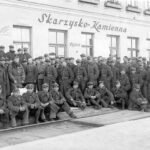 Car, cesarz, król i papież na peronie w Bzinie - Radio Kielce Grupa żołnierzy na tle dworca w Skarżysku-Kamiennej