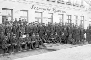 Grupa żołnierzy na tle dworca w Skarżysku-Kamiennej