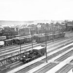 Car, cesarz, król i papież na peronie w Bzinie - Radio Kielce Pocztówka wydana około 1935 roku przez „Sztukę Polską”. Fotografia przedstawia międzywojenne ujęcie parowozowni wraz z otoczeniem i widocznym wiaduktem (kładką) dla pieszych z 1925 roku
