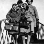 Car, cesarz, król i papież na peronie w Bzinie - Radio Kielce Wiadukt (kładka) dla pieszych z 1925 roku uwieczniony na amatorskim zdjęciu wykonanym przez anonimowego fotografa