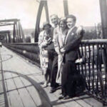 Car, cesarz, król i papież na peronie w Bzinie - Radio Kielce Wiadukt (kładka) dla pieszych z 1925 roku uwieczniony na amatorskim zdjęciu wykonanym przez anonimowego fotografa