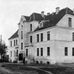 Car, cesarz, król i papież na peronie w Bzinie - Radio Kielce Zdjęcie umieszczone w albumie dedykowanym w 1927 roku przez pracowników Oddziału Drogowego naczelnikowi inżynierowi Stefanowi Mazurowskiemu pozwala poznać pierwotny wygląd elewacji największego budynku administracyjnego Oddziału Drogowego – widok budynku od strony ulicy Kolejowej