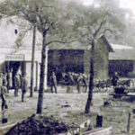 Car, cesarz, król i papież na peronie w Bzinie - Radio Kielce Budynki warsztatowe uwiecznione na pamiątkowym tablo wykonanym w 1927 roku przez zakład fotograficzny K. Osińskiej w Skarżysku-Kamiennej