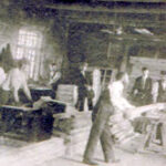 Car, cesarz, król i papież na peronie w Bzinie - Radio Kielce Budynki warsztatowe uwiecznione na pamiątkowym tablo wykonanym w 1927 roku przez zakład fotograficzny K. Osińskiej w Skarżysku-Kamiennej