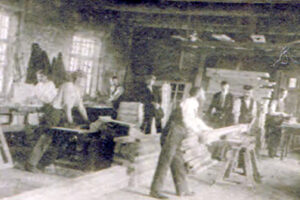Budynki warsztatowe uwiecznione na pamiątkowym tablo wykonanym w 1927 roku przez zakład fotograficzny K. Osińskiej w Skarżysku-Kamiennej