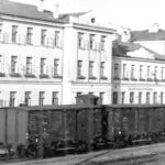 Car, cesarz, król i papież na peronie w Bzinie - Radio Kielce Bombardowania z września 1939 roku, które w wielu miejscach przerwały tory w obrębie stacji i zniszczyły szereg domów w jej sąsiedztwie, szczęśliwie ominęły budynek dworca kolejowego w Skarżysku-Kamiennej. Zdjęcie z okresu okupacji wykonane przez anonimowego fotografa niemieckiego